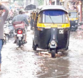 बेमाैसम बारिश से शहर के कई इलाकाें में जलभराव